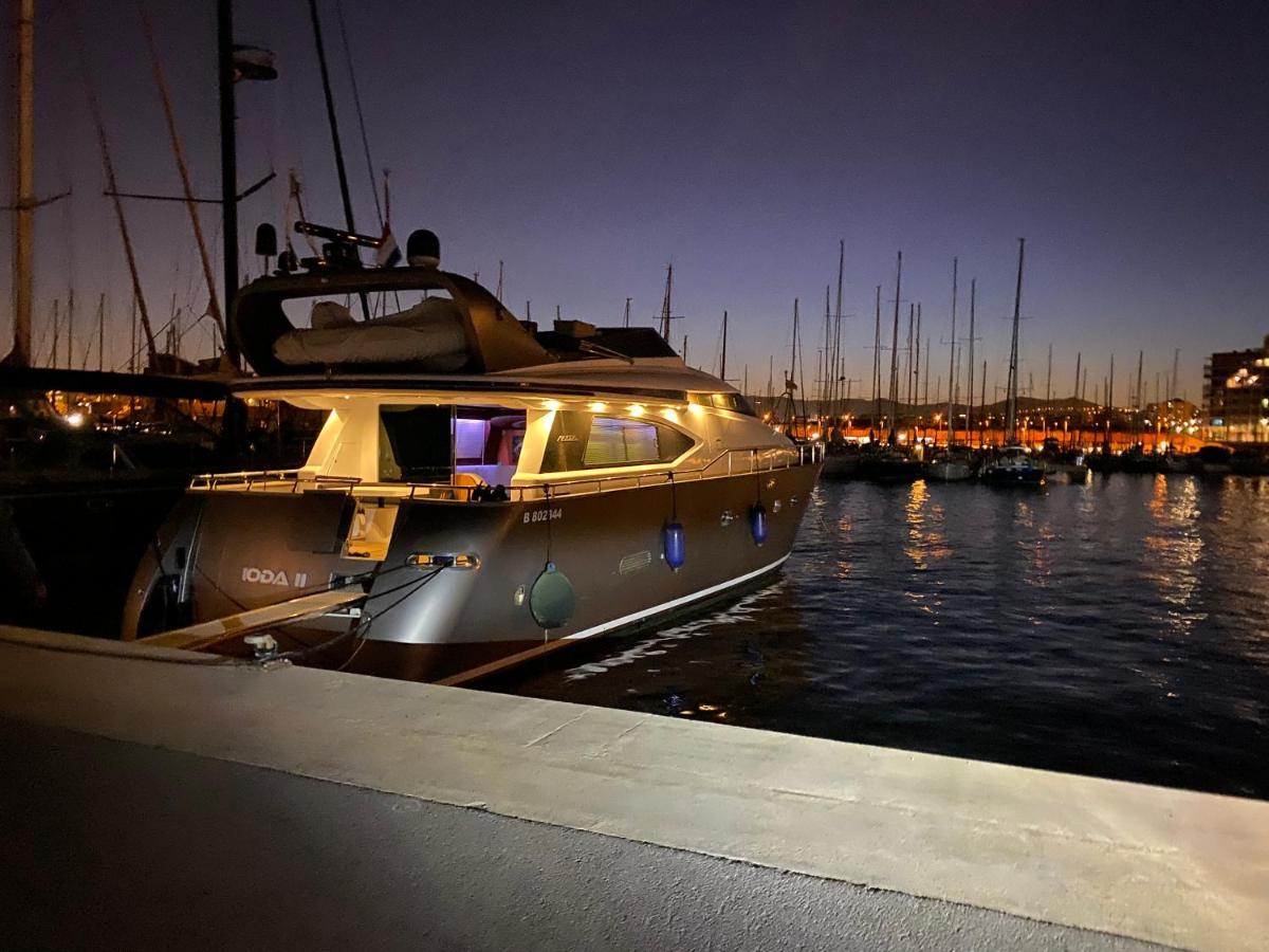 Отель Motoryacht 21 Avec Equipage Барселона Экстерьер фото