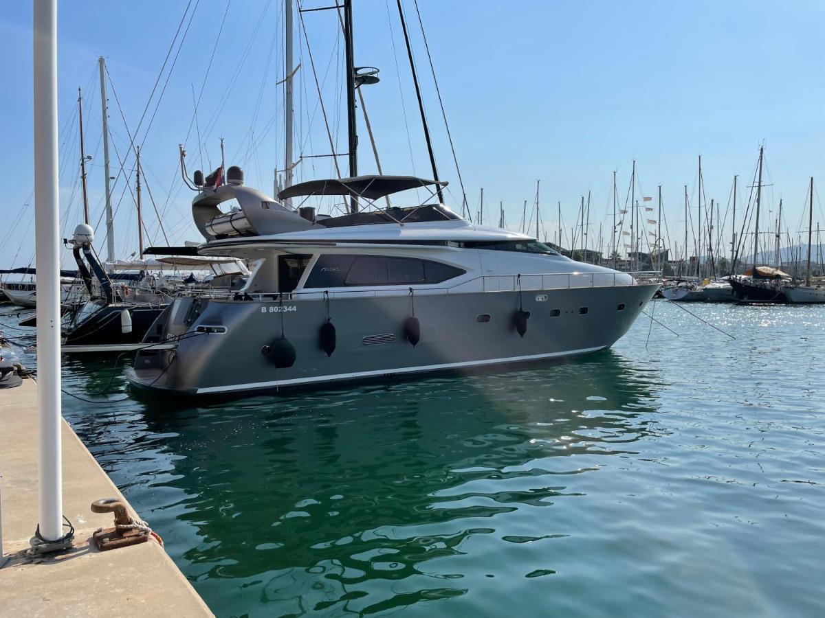 Отель Motoryacht 21 Avec Equipage Барселона Экстерьер фото