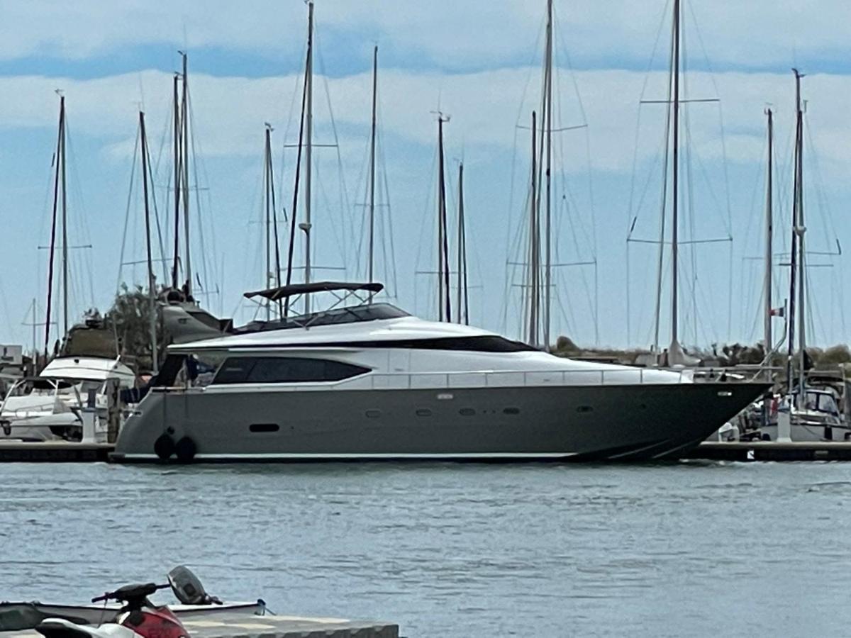 Отель Motoryacht 21 Avec Equipage Барселона Экстерьер фото