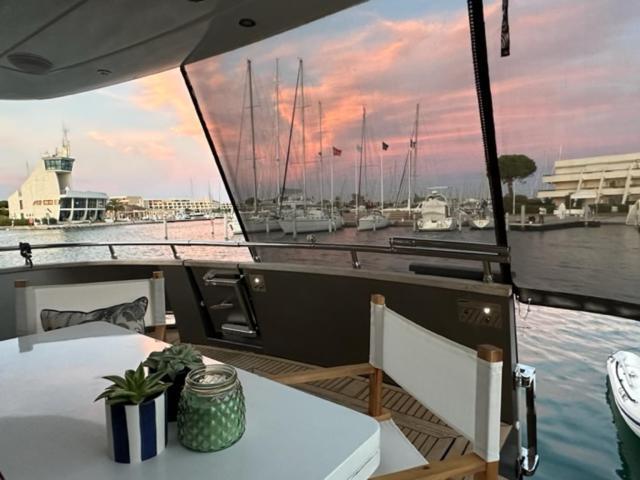 Отель Motoryacht 21 Avec Equipage Барселона Экстерьер фото