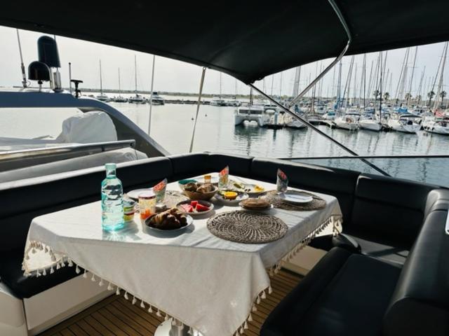 Отель Motoryacht 21 Avec Equipage Барселона Экстерьер фото