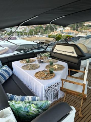 Отель Motoryacht 21 Avec Equipage Барселона Экстерьер фото