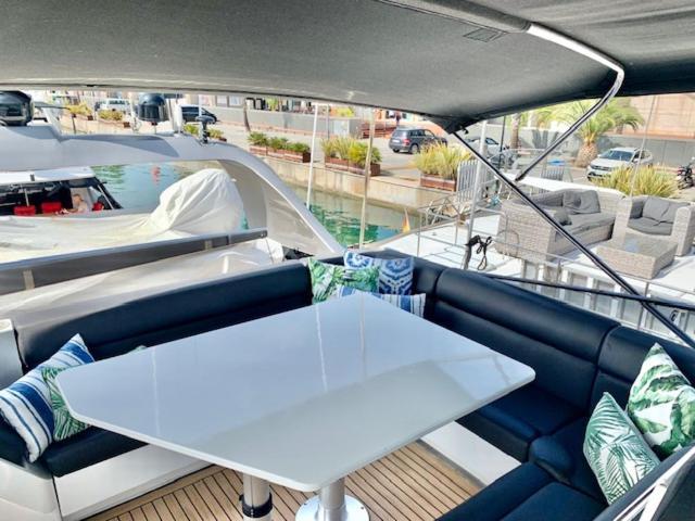 Отель Motoryacht 21 Avec Equipage Барселона Экстерьер фото