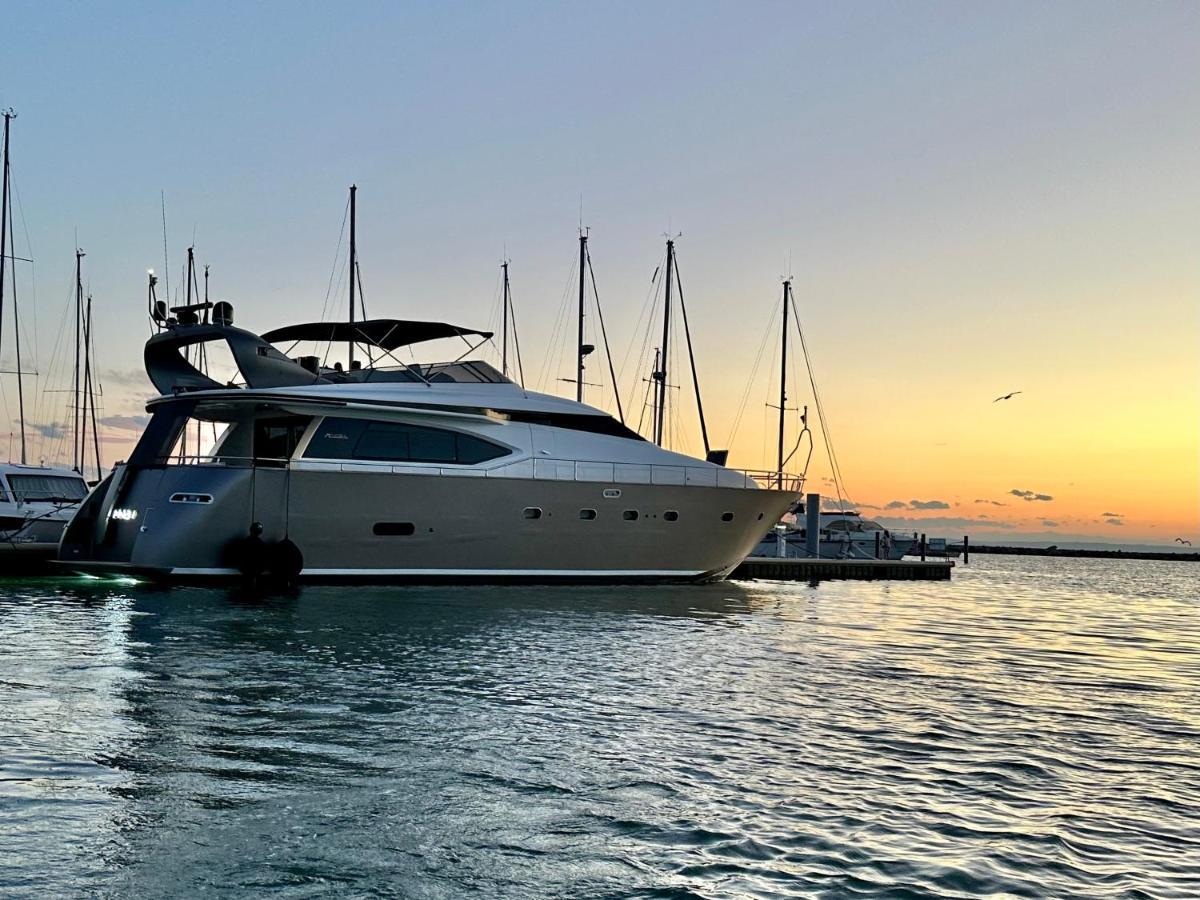 Отель Motoryacht 21 Avec Equipage Барселона Экстерьер фото