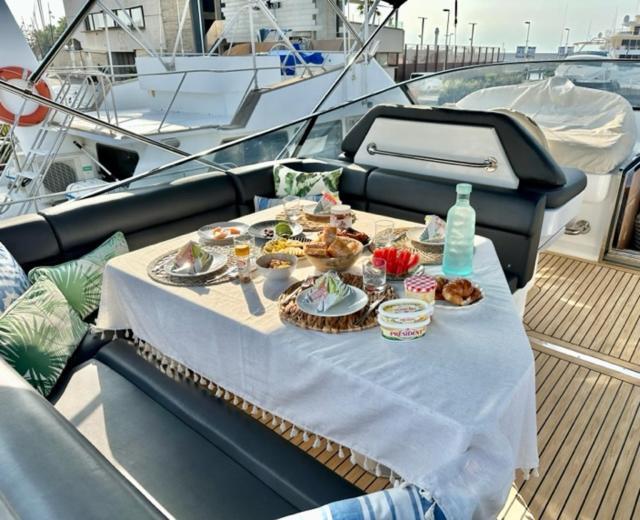 Отель Motoryacht 21 Avec Equipage Барселона Экстерьер фото
