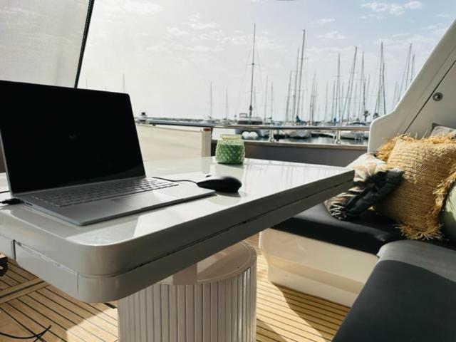 Отель Motoryacht 21 Avec Equipage Барселона Экстерьер фото