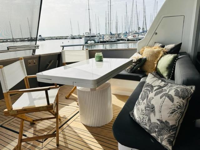 Отель Motoryacht 21 Avec Equipage Барселона Экстерьер фото