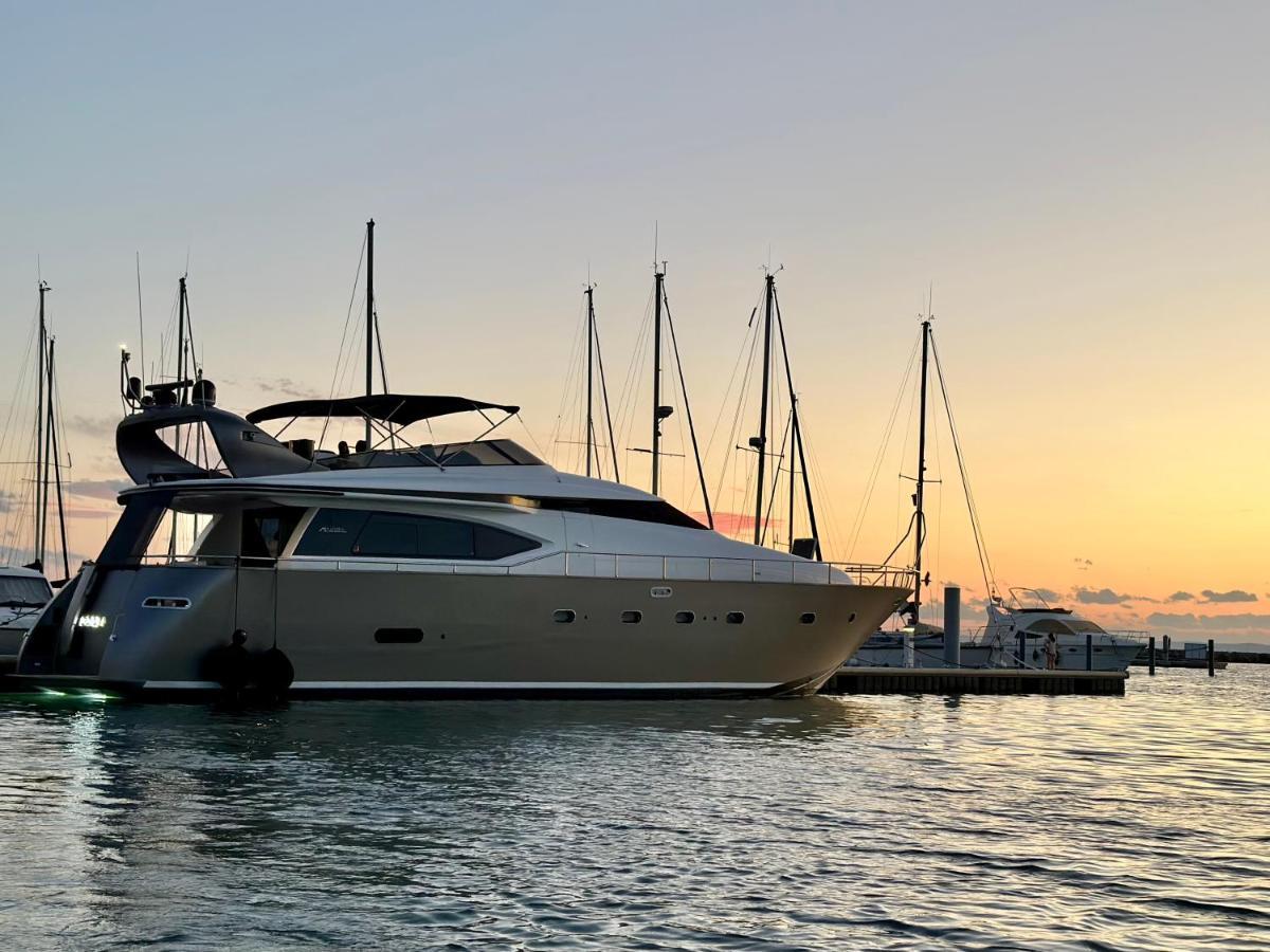 Отель Motoryacht 21 Avec Equipage Барселона Экстерьер фото