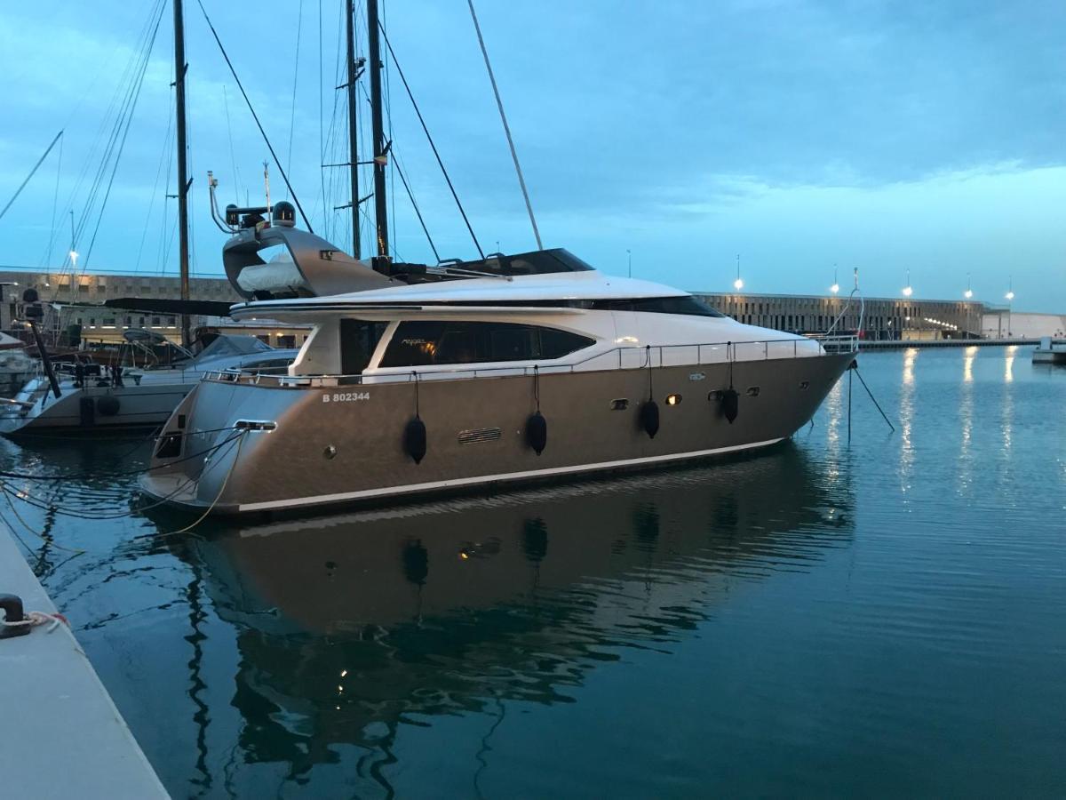 Отель Motoryacht 21 Avec Equipage Барселона Экстерьер фото