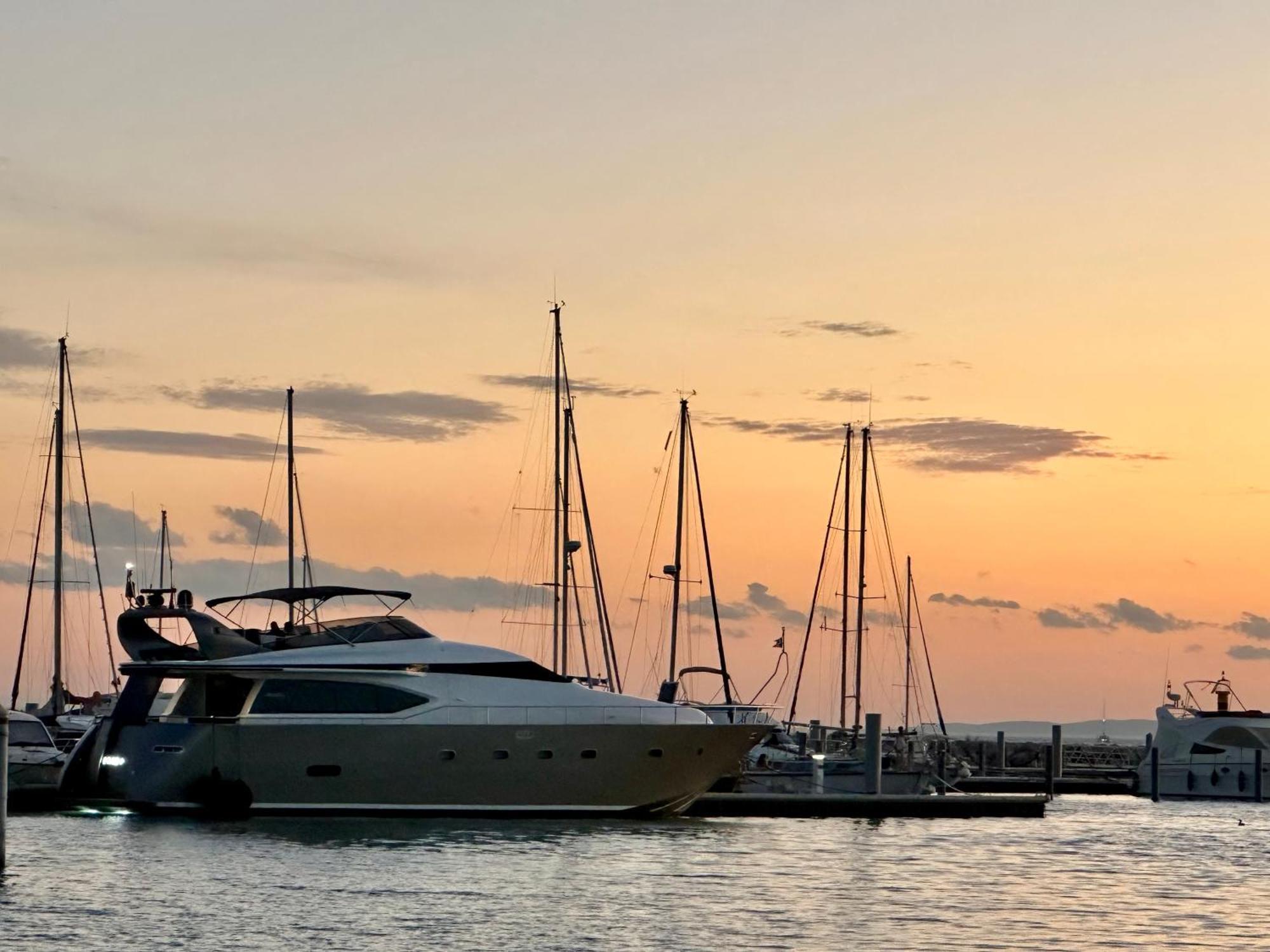Отель Motoryacht 21 Avec Equipage Барселона Экстерьер фото